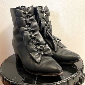 Modern Vice boots with dem bows. Size 40 1/2